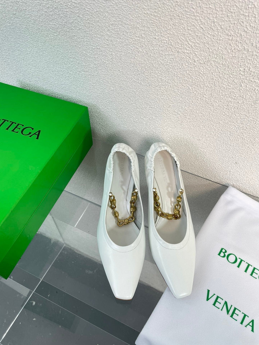 SHARP CHAIN PUMP 6 CM IN WHITE CALFSKIN