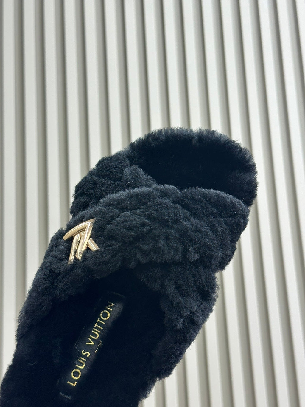 LV WOMEN'S SUNSET COMFORT FLAT MULE IN BLACK FLEECE